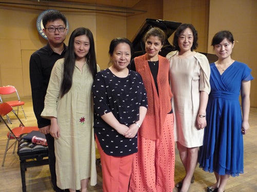 inna-with-piano-faculty-and-students_500p