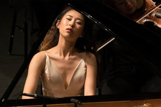 Sophia Su playing the Piano