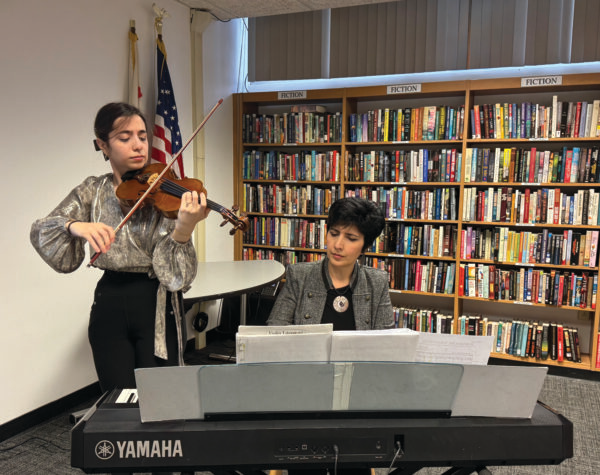 Violinist Ani Sinanyan and her mother, pianist Zhanna Sinanyan (Karine Armen photo)